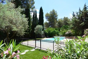 Alberca al aire libre y alberca climatizada