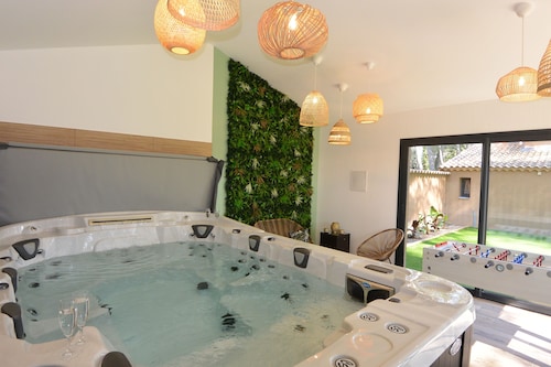Alpilles Luberon, Mas climatisé Spa Jacuzzi Piscine chauffée Pétanque Babyfoot 