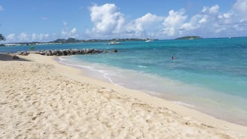 Plage, chaises longues