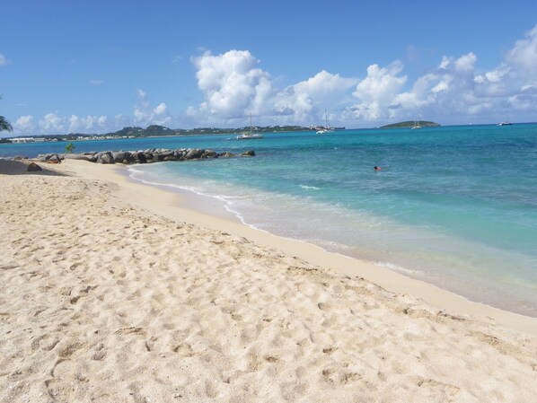 Plage, chaises longues