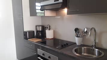 Jääkaappi, mikroaaltouuni, uuni, liesi