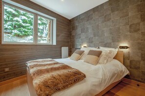 4 bedrooms, desk, WiFi