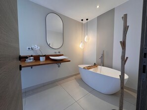 Combined shower/bathtub, hair dryer, towels