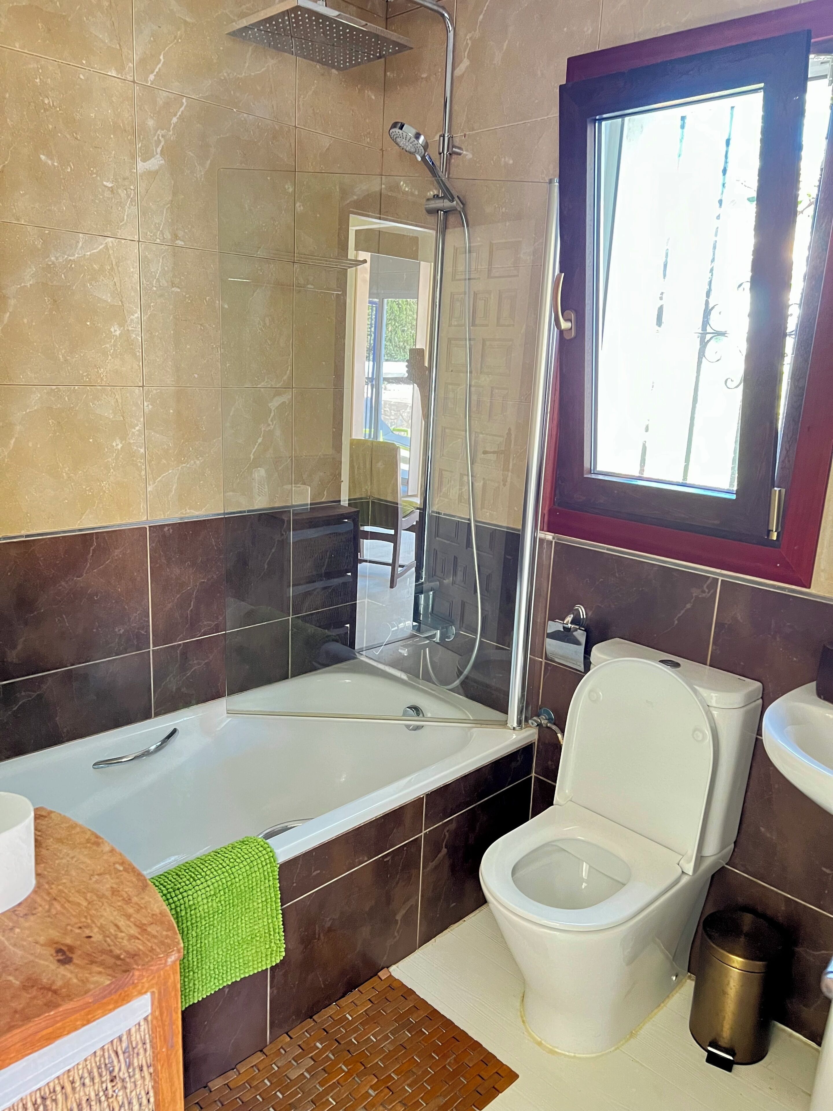 Une salle de bain avec une baignoire, des toilettes et une douche.