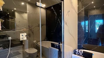 Combined shower/tub, towels