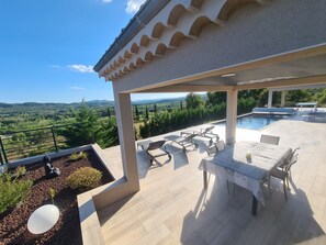 Outdoor dining - Spacious cottage with stunning views (Balazuc)
