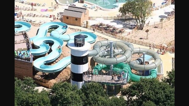 Parque acuático con toboganes y zona de piscina.
