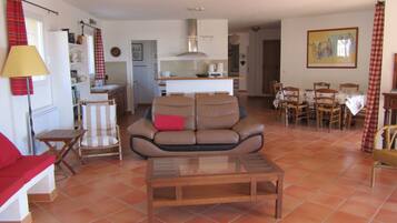 TV, DVD player, books, stereo