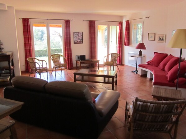 Télévision, lecteur de DVD, livres, chaîne hi-fi