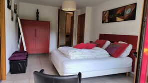 3 chambres, bureau, fer et planche à repasser, lit de bébé portatif