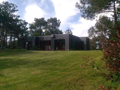 Maison d'architecte au bord de la rivière d'Auray sur 2000 m2 de pinède