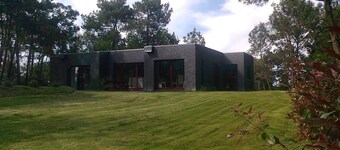 Architektenhaus am Ufer des Flusses Auray auf 2000 m2 Kiefernwald