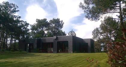 Architect house on the banks of the Auray river on 2000 m2 of pine forest