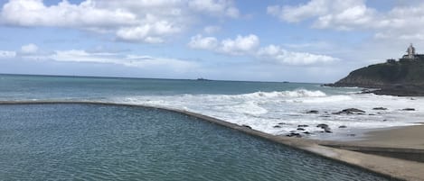 Una spiaggia nelle vicinanze, teli da spiaggia