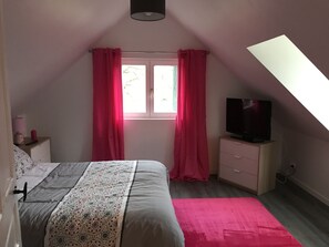 3 camere, una scrivania, insonorizzazione, ferro/asse da stiro