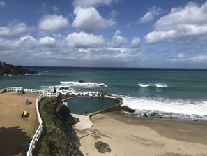A coastal beach with a swimming pool, benches, and a white fence. - 6-person weekly and weekend rental by the sea. (Étables-sur-Mer)