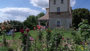 Une maison à deux étages avec un jardin à l’avant.