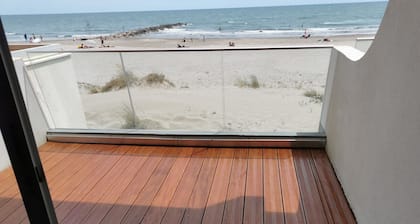 Apartment F3 1st line Carnon East, feet in the water