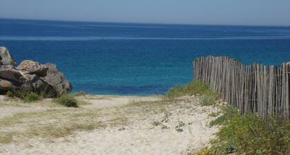 Das Meer für Garten, Haus auf vier Füßen im Wasser