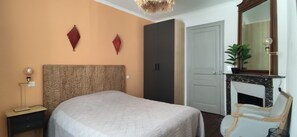 3 bedrooms, desk, iron/ironing board, travel cot