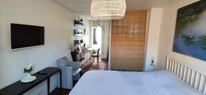 3 chambres, bureau, fer et planche à repasser, lit parapluie