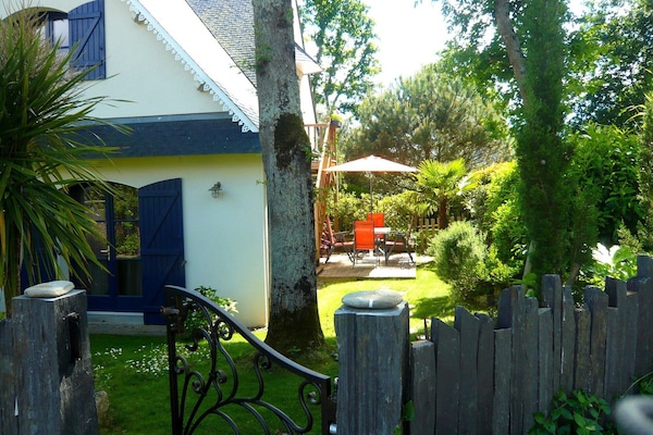 Private entrance of the apartment on the west side