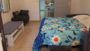 2 bedrooms, iron/ironing board, WiFi, bed sheets