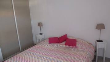 2 chambres, fer et planche à repasser, lit parapluie, Wi-Fi gratuit