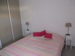 2 室のベッドルーム、アイロン / アイロン台、旅行用ベビーベッド、WiFi (無料)