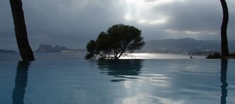 pool villa panoramautsikt över havet utsikt inbäddat under tallarna