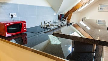 Een koelkast, een microgolfoven, een oven, een kookplaat