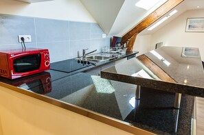 ثلاجة، ميكروويف، فرن، موقد طهي مسطح