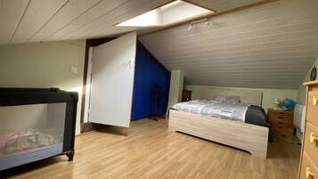 3 habitaciones, tabla de planchar con plancha, wifi y ropa de cama