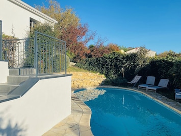 Vue piscine en haricot 7 m par 4 m par 1,5m