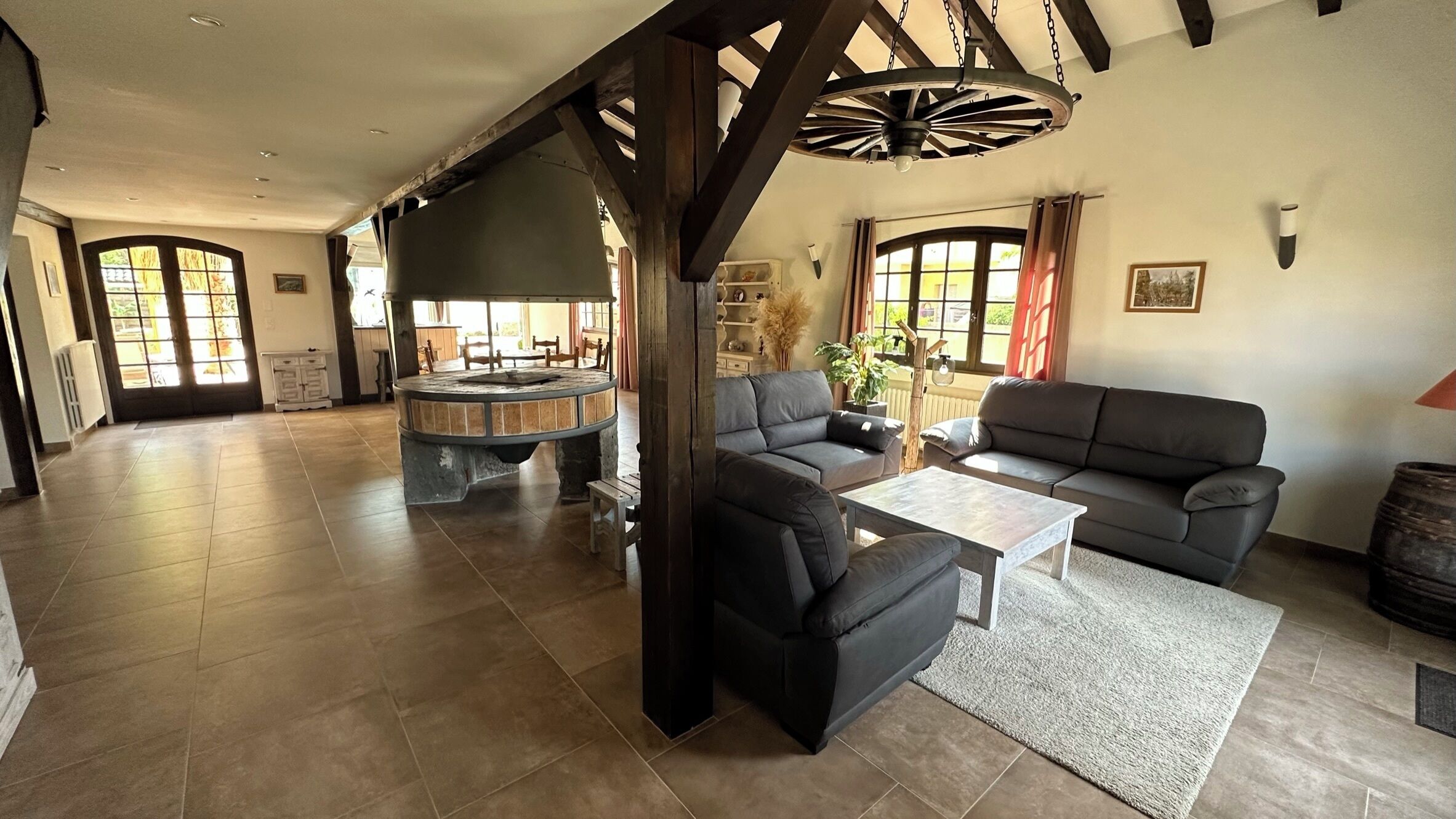 Smart-TV, Tischtennisplatte, Bücher