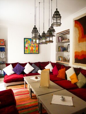 Fireplace, books, music library, stereo - RIAD DAR AMAN, very peaceful 2 minutes from Jemaa el Fna Square (marrakech)
