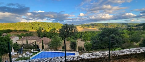 Una piscina al aire libre