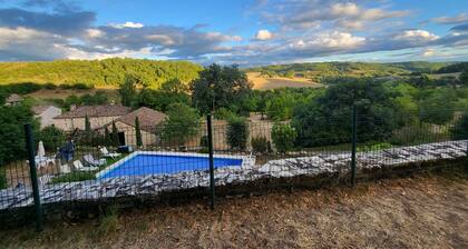 Maison de campagne, au calme, piscine privée. Country house. Magnificent view.