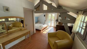 6 habitaciones, escritorio y tabla de planchar con plancha