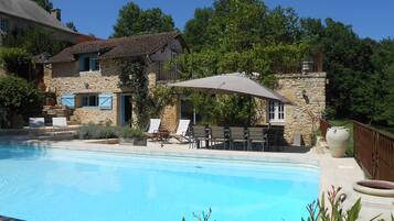 Una piscina al aire libre, una piscina climatizada