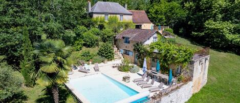 Utendørsbasseng og et oppvarmet basseng