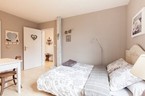 2 bedrooms, iron/ironing board, WiFi, bed sheets