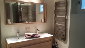 Douche, sèche-cheveux, serviettes fournies, papier toilette