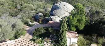 2-person air-conditioned apartment 35 m2 pool, mountain and sea views.