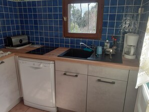 ثلاجة، ميكروويف، موقد طهي مسطح، غسالة أطباق