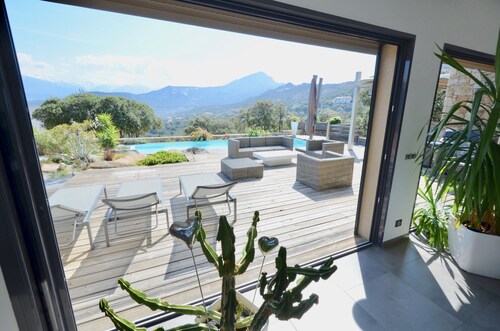 CALVI, SEA VIEW, MODERN VILLA, HEATED POOL, JACUZZI, 