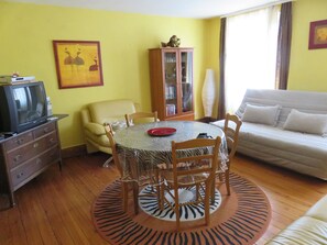 テレビ、DVD プレーヤー、書庫