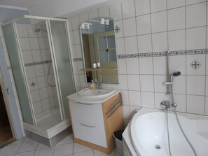 Een bad/douchecombinatie, een haardroger