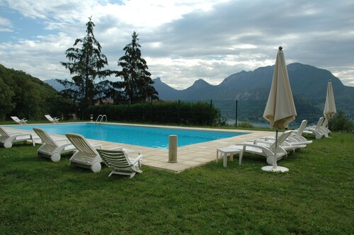 Appt on garden level. Spectacular view of Lake Annecy and the mountains