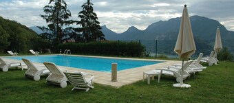 Appt on garden level. Spectacular view of Lake Annecy and the mountains